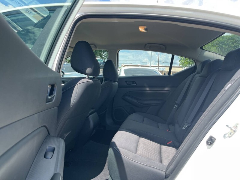 Nissan Altima Vehicle Image 08