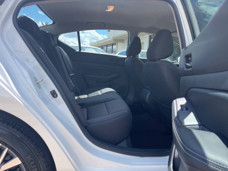Nissan Altima Vehicle Image 10