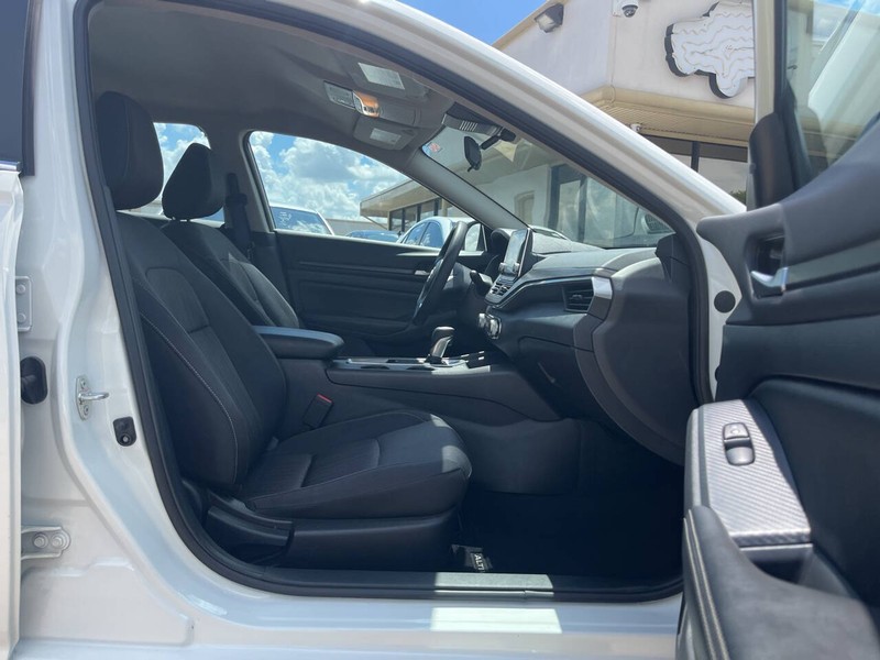 Nissan Altima Vehicle Image 11