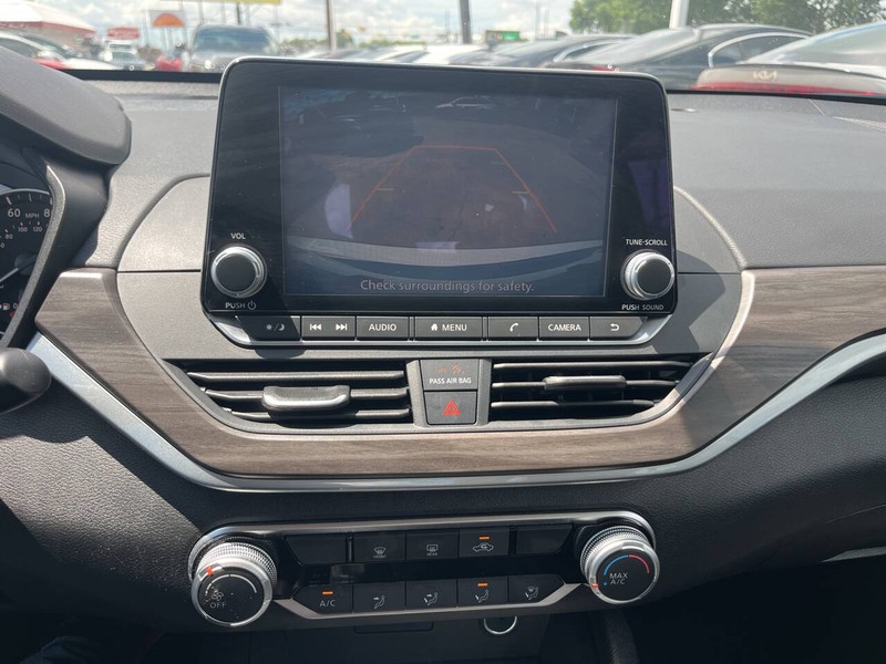 Nissan Altima Vehicle Image 12