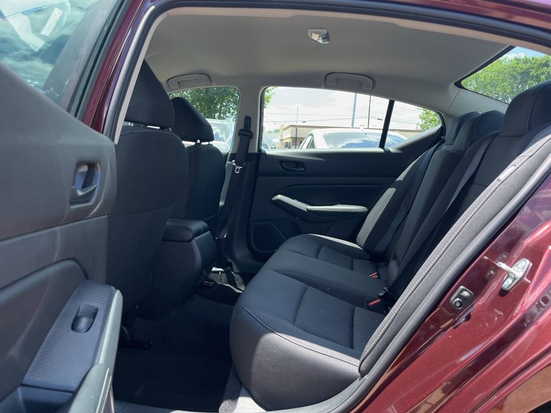 Nissan Altima Vehicle Image 08