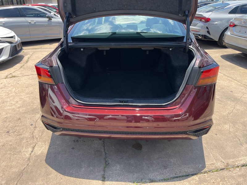 Nissan Altima Vehicle Image 09