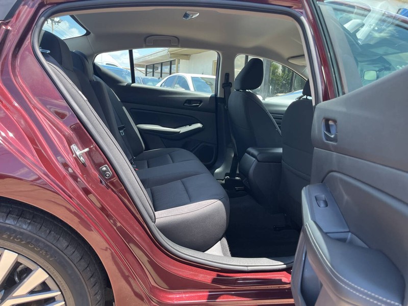 Nissan Altima Vehicle Image 10