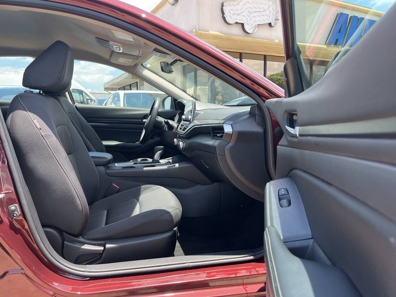 Nissan Altima Vehicle Image 11