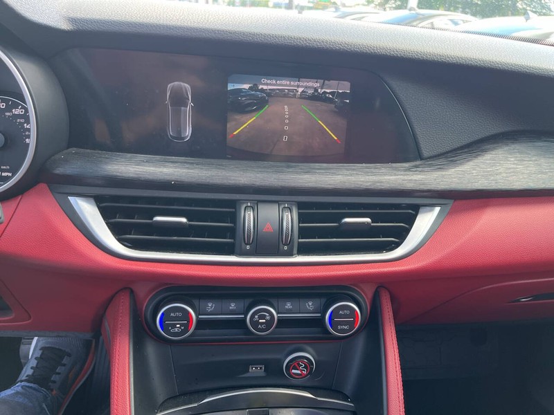 Alfa Romeo Stelvio Vehicle Image 12
