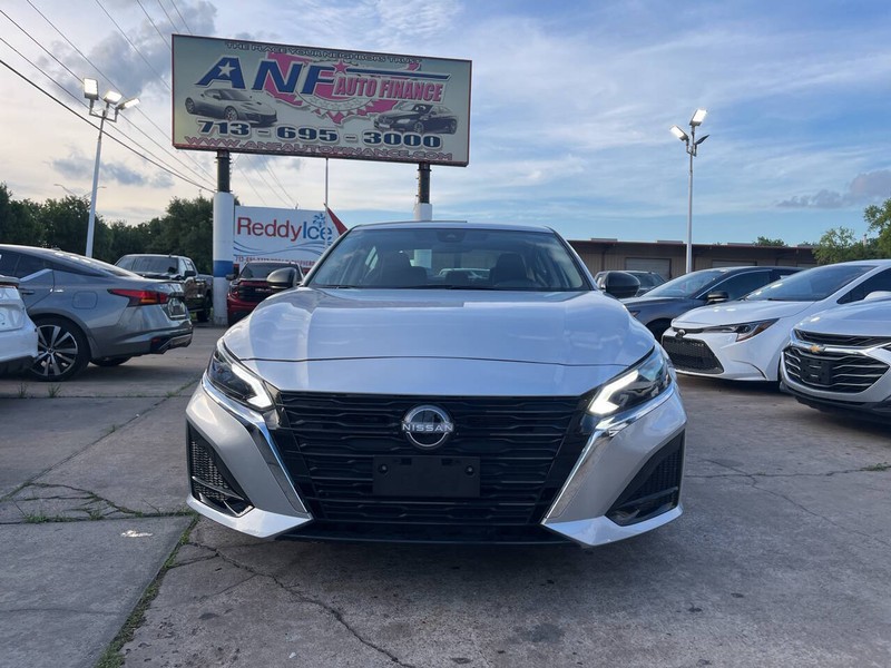 Nissan Altima Vehicle Image 02