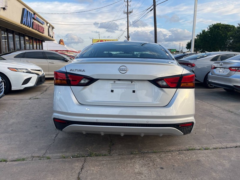 Nissan Altima Vehicle Image 04