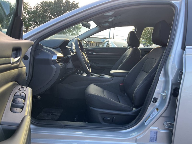 Nissan Altima Vehicle Image 07