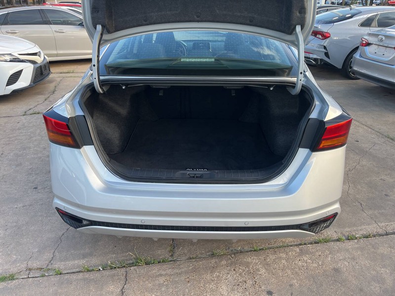 Nissan Altima Vehicle Image 09