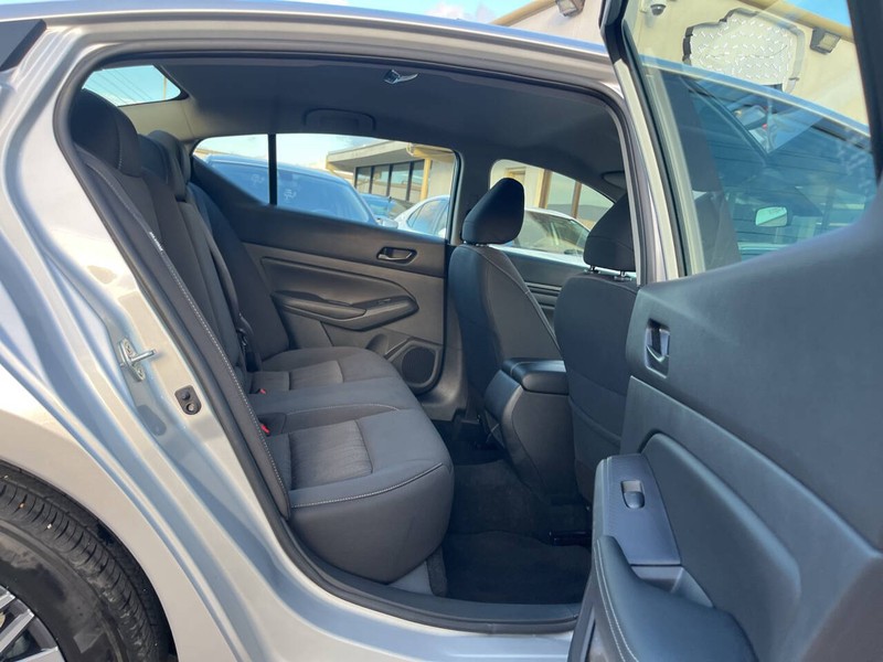 Nissan Altima Vehicle Image 10