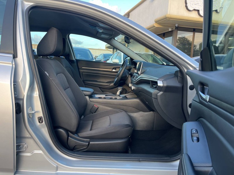 Nissan Altima Vehicle Image 11