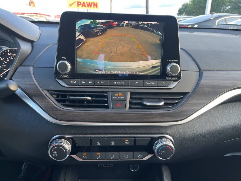 Nissan Altima Vehicle Image 12