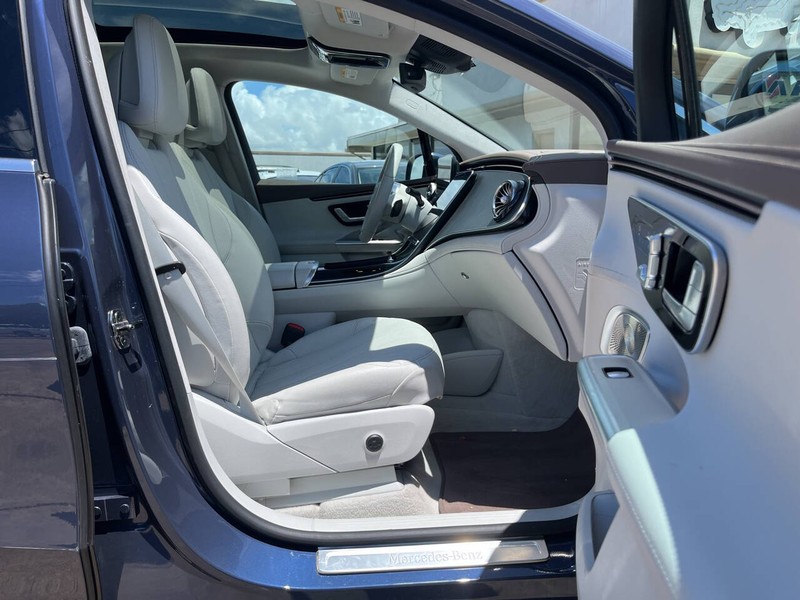 Mercedes-Benz EQE Vehicle Image 11