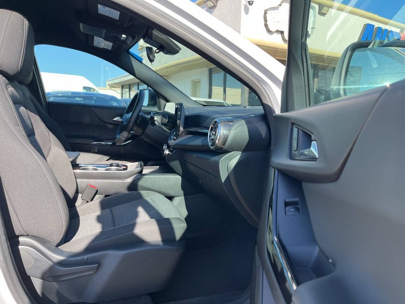 Chevrolet Equinox Vehicle Image 11