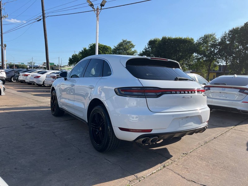 Porsche Macan Vehicle Image 02