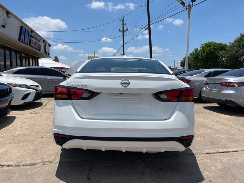 Nissan Altima Vehicle Image 04