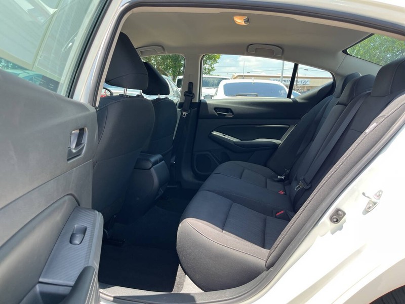 Nissan Altima Vehicle Image 08