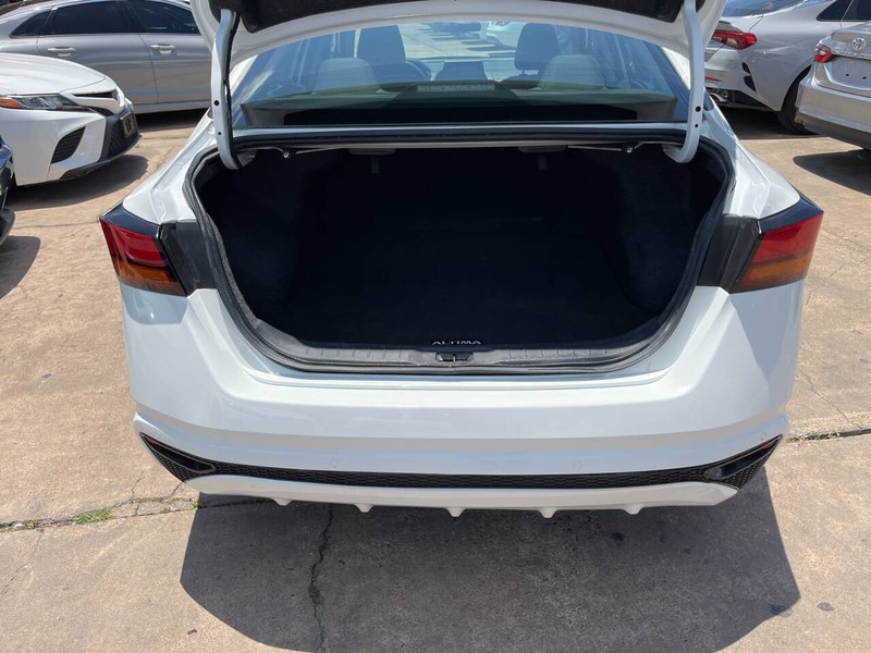 Nissan Altima Vehicle Image 09