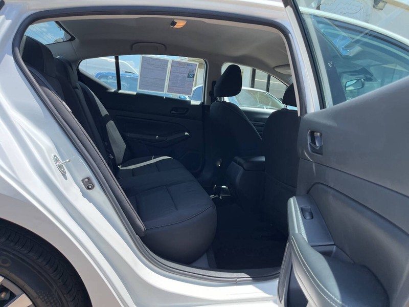 Nissan Altima Vehicle Image 10