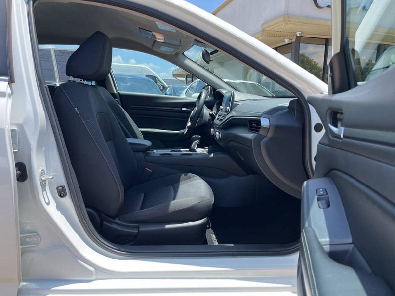 Nissan Altima Vehicle Image 11