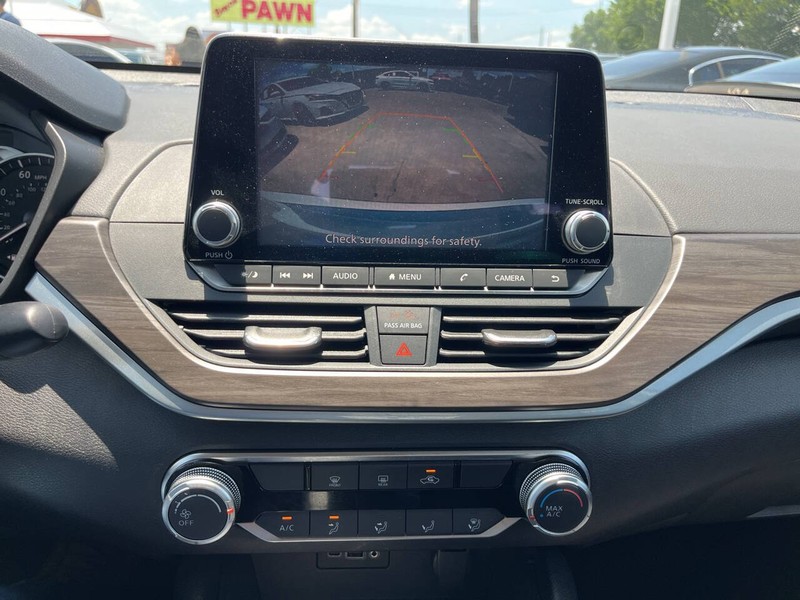 Nissan Altima Vehicle Image 12