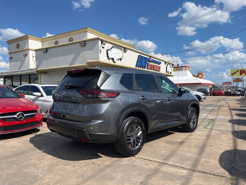 Nissan Rogue Vehicle Image 05