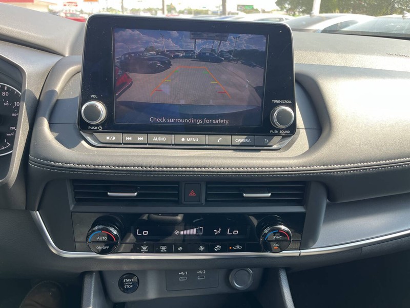 Nissan Rogue Vehicle Image 12