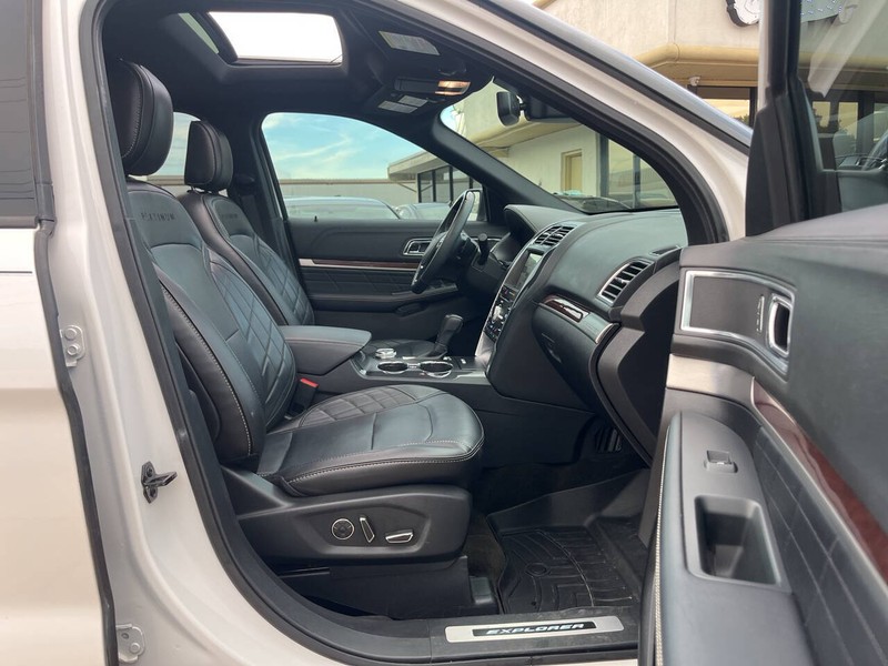Ford Explorer Vehicle Image 13