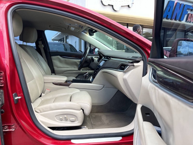 Cadillac XTS Vehicle Image 11