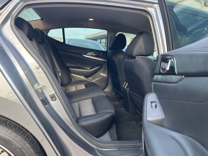 Nissan Maxima Vehicle Image 10