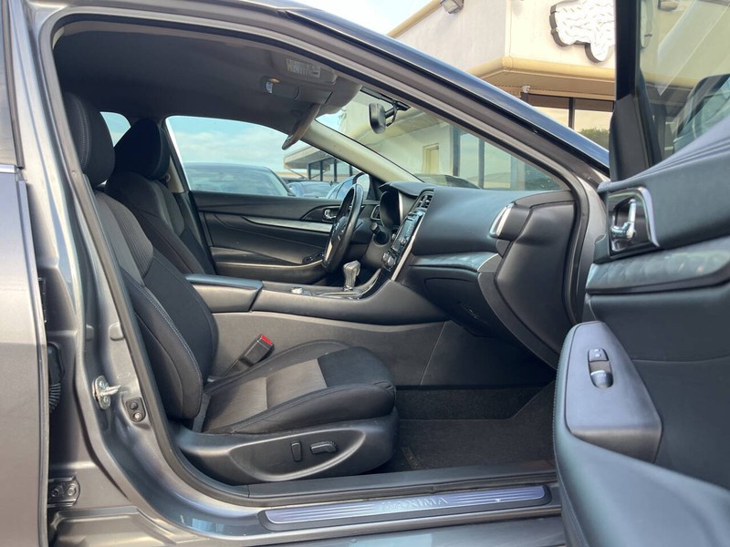 Nissan Maxima Vehicle Image 11