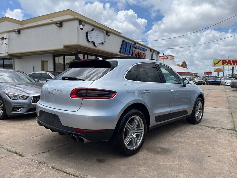 Porsche Macan Vehicle Image 05