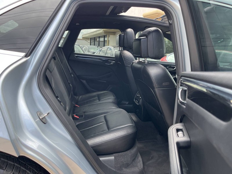 Porsche Macan Vehicle Image 10