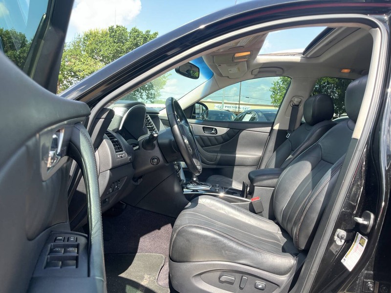 INFINITI QX70 Vehicle Image 07
