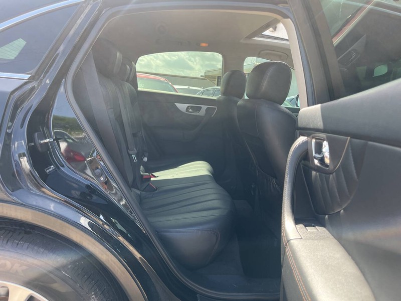INFINITI QX70 Vehicle Image 10