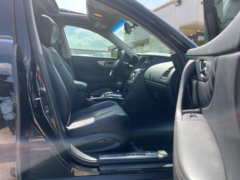 INFINITI QX70 Vehicle Image 11