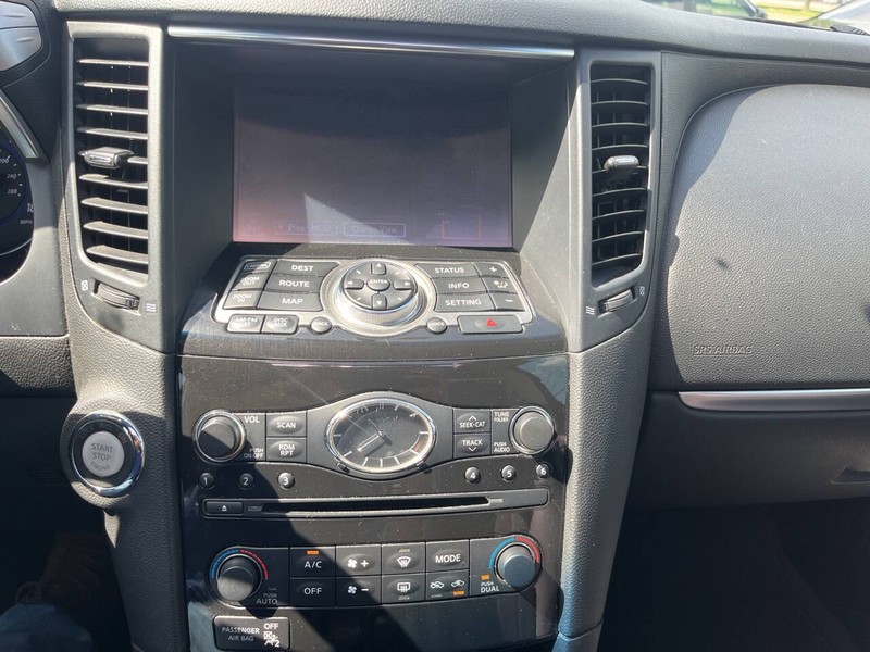 INFINITI QX70 Vehicle Image 12