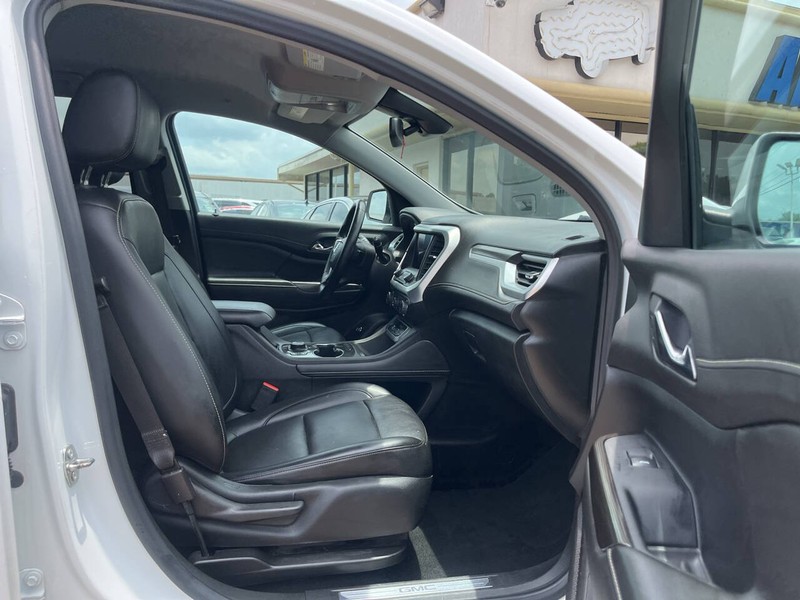 GMC Acadia Vehicle Image 13