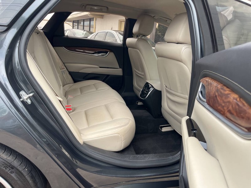 Cadillac XTS Vehicle Image 11