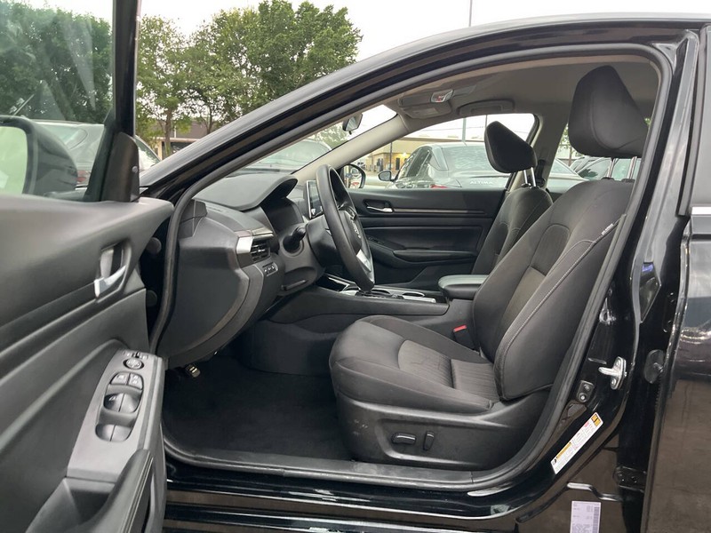 Nissan Altima Vehicle Image 07