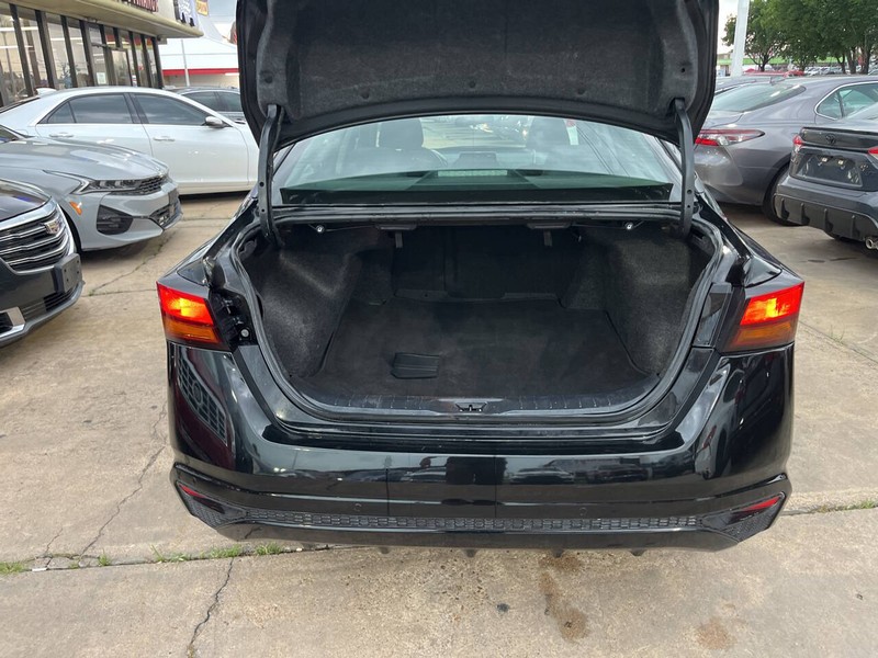 Nissan Altima Vehicle Image 09