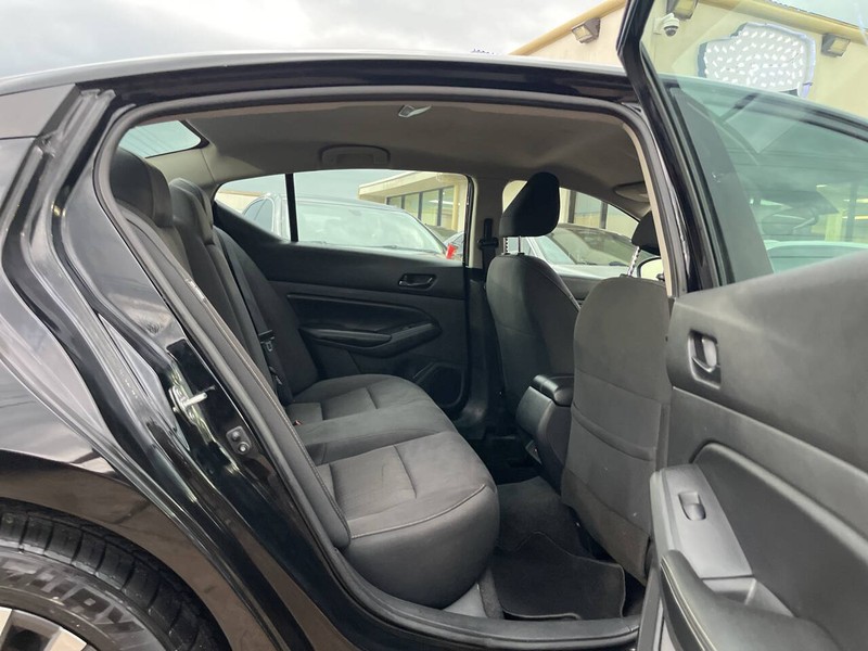 Nissan Altima Vehicle Image 10