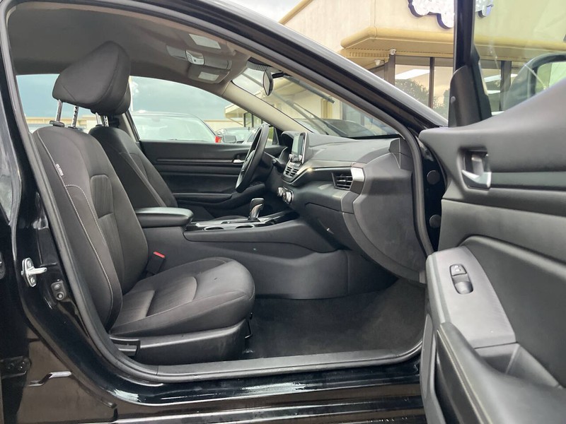 Nissan Altima Vehicle Image 11