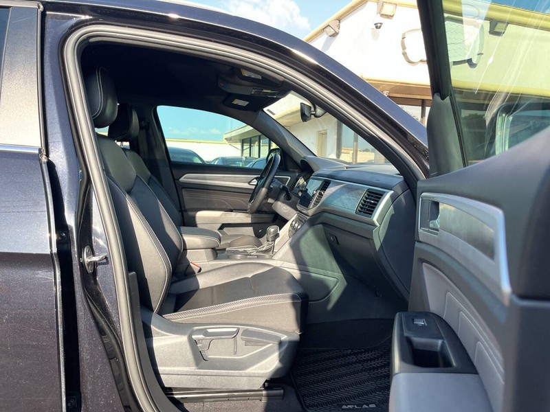 Volkswagen Atlas Cross Sport Vehicle Image 11