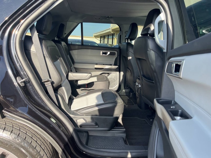 Ford Explorer Vehicle Image 11