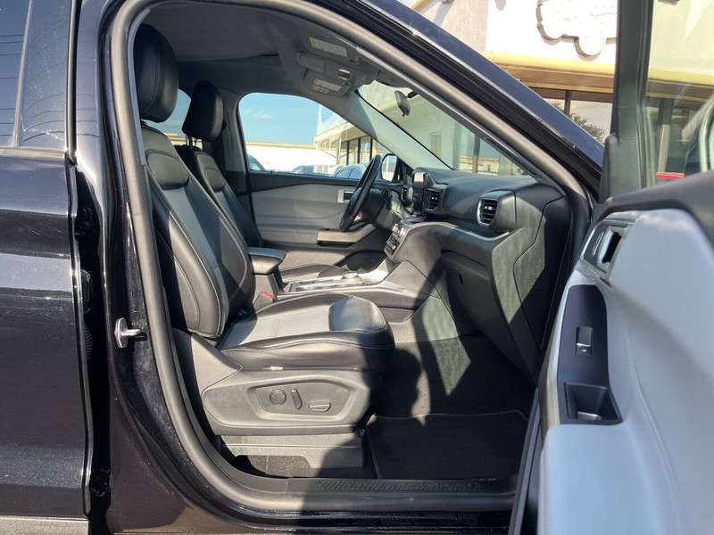Ford Explorer Vehicle Image 13