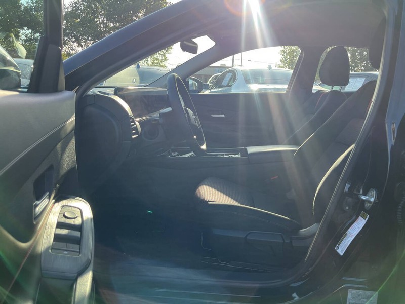 Nissan Sentra Vehicle Image 07