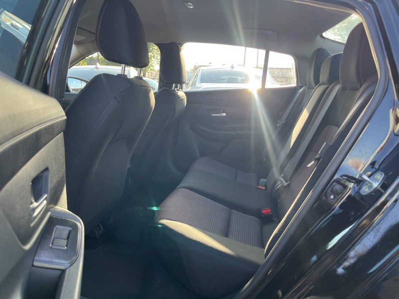 Nissan Sentra Vehicle Image 08