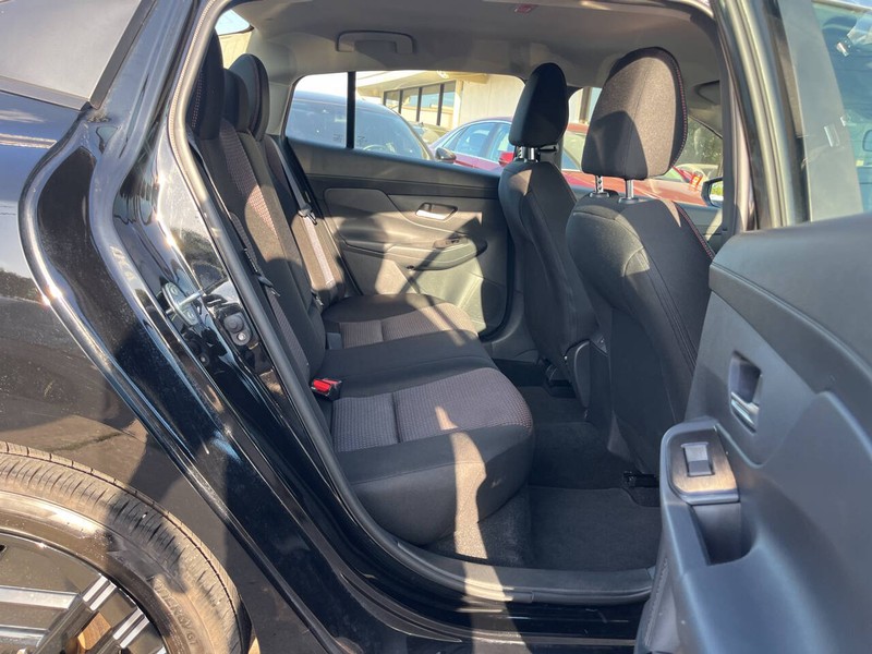 Nissan Sentra Vehicle Image 10