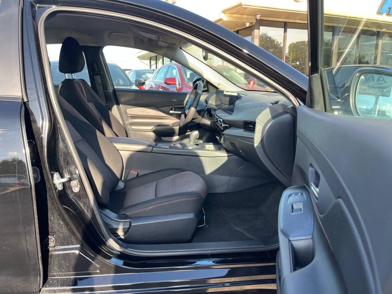 Nissan Sentra Vehicle Image 11